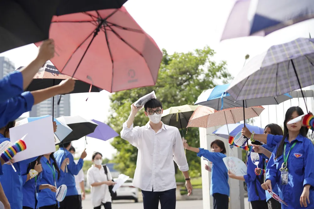 Thí sinh kết thúc môn thi Toán ở điểm thi Trường THPT Chuyên Nguyễn Huệ, quận Hà Đông, TP Hà Nội. Ảnh: ĐỖ TRUNG Thí sinh kết thúc môn thi Toán ở điểm thi Trường THPT Chuyên Nguyễn Huệ, quận Hà Đông, TP Hà Nội. Ảnh: ĐỖ TRUNG