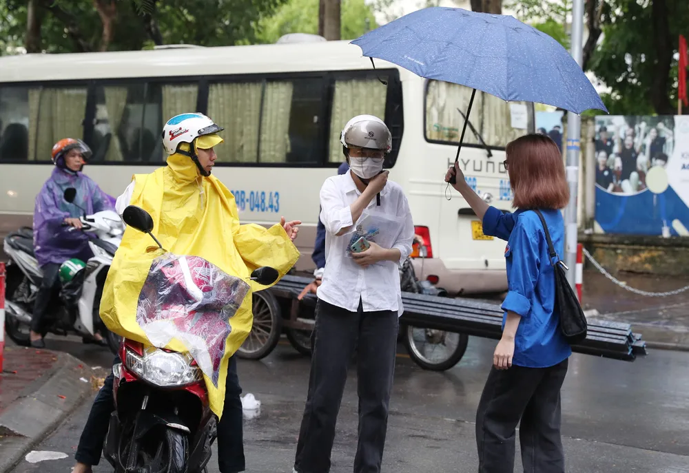 Những cử chỉ dù nhỏ nhưng chứa đựng sự yêu thương mà cha mẹ dành cho con cái. Ảnh: QUANG PHÚC Những cử chỉ dù nhỏ nhưng chứa đựng sự yêu thương mà cha mẹ dành cho con cái. Ảnh: QUANG PHÚC