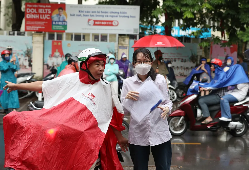 Các phụ huynh vẫn theo sát con từng chút một. Ảnh: QUANG PHÚC Các phụ huynh vẫn theo sát con từng chút một. Ảnh: QUANG PHÚC