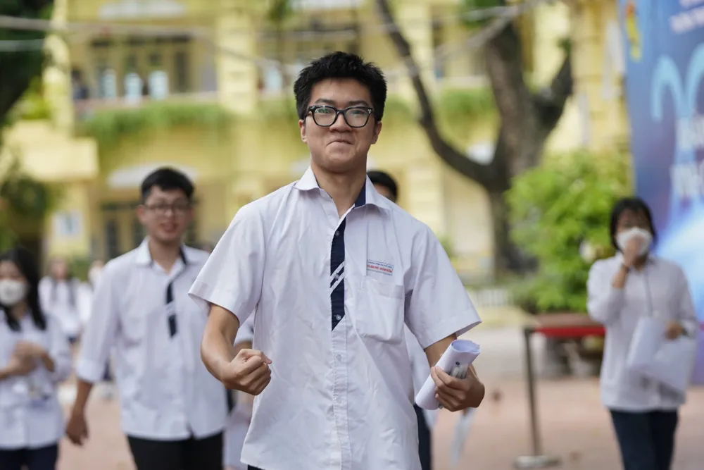 Những thí sinh đầu tiên ra khỏi phòng thi điểm thi THPT Việt Đức, Hà Nội. Ảnh: ĐỖ TRUNG Những thí sinh đầu tiên ra khỏi phòng thi điểm thi THPT Việt Đức, Hà Nội. Ảnh: ĐỖ TRUNG