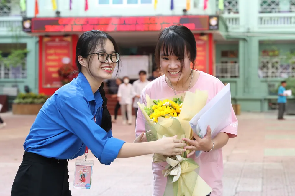 Thí sinh Hoàng Ngọc Quỳnh (Trường THPT Yên Hòa , Cầu Giấy, Hà Nội) được tặng hoa khi là một trong 2 thí sinh ra đầu tiên trong buổi thi chiều nay ở điểm thi Trường THPT Nguyễn Bỉnh Khiêm, quận Cầu Giấy. Ảnh: QUANG PHÚC Thí sinh Hoàng Ngọc Quỳnh (Trường THPT Yên Hòa , Cầu Giấy, Hà Nội) được tặng hoa khi là một trong 2 thí sinh ra đầu tiên trong buổi thi chiều nay ở điểm thi Trường THPT Nguyễn Bỉnh Khiêm, quận Cầu Giấy. Ảnh: QUANG PHÚC