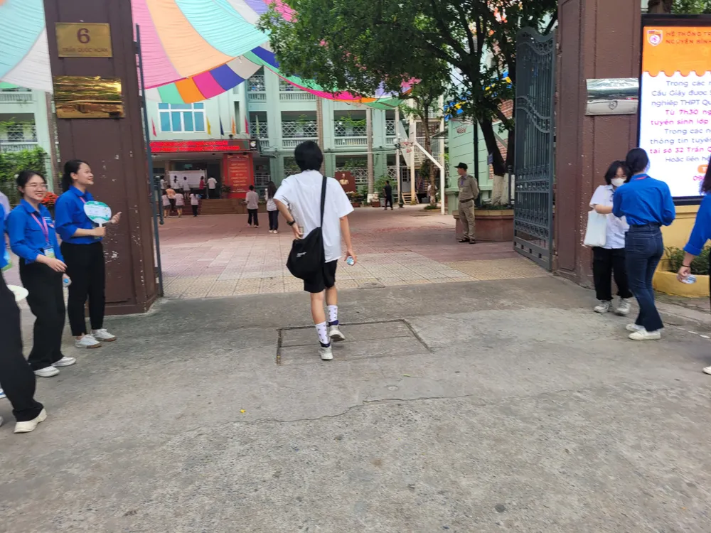 Thí sinh tại Hà Nội đến điểm thi trong sáng 29-6. Ảnh: PHAN THẢO Thí sinh tại Hà Nội đến điểm thi trong sáng 29-6. Ảnh: PHAN THẢO