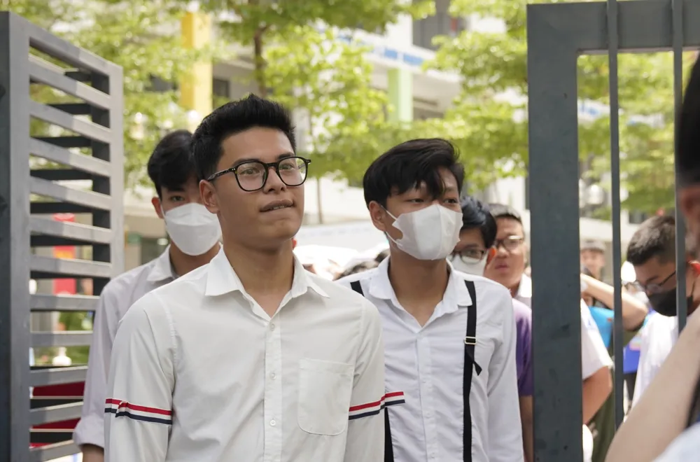 Các thí sinh hoàn thành các tổ hợp môn thi tại điểm thi Trường THCS Yên Hòa, quận Cầu Giấy, Hà Nội. Ảnh: ĐỖ TRUNG Các thí sinh hoàn thành các tổ hợp môn thi tại điểm thi Trường THCS Yên Hòa, quận Cầu Giấy, Hà Nội. Ảnh: ĐỖ TRUNG