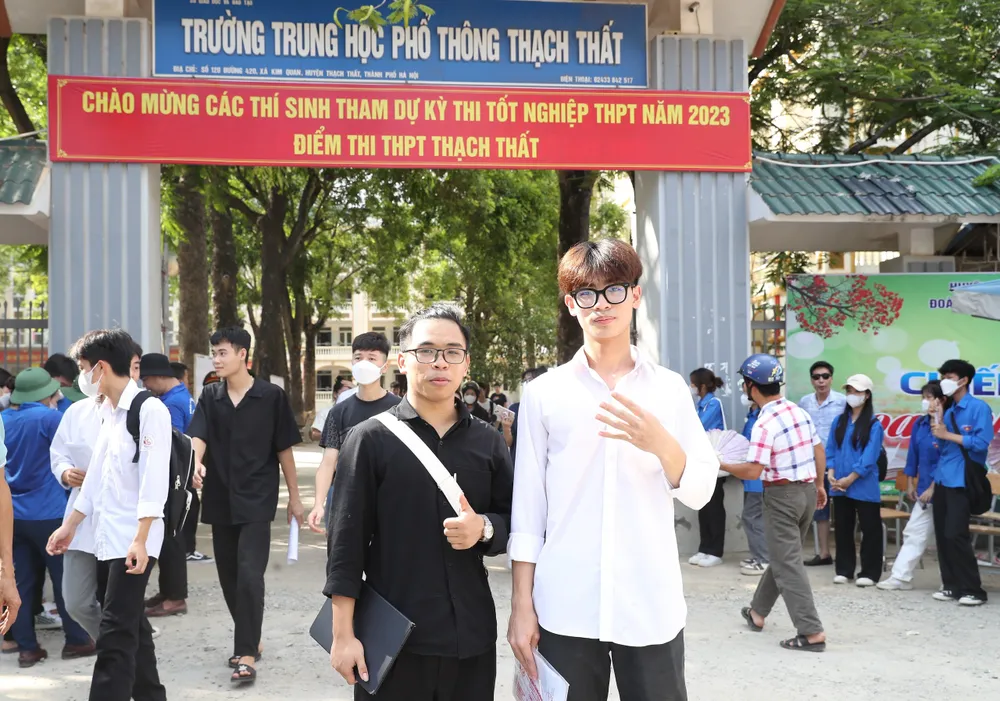 Thí sinh phấn khởi hoàn thành kỳ thi tốt nghiệp THPT năm 2023 tại điểm thi Trường THPT Thạch Thất, huyện Thạch Thất, Hà Nội, chiều 29-6. Ảnh: QUANG PHÚC Thí sinh phấn khởi hoàn thành kỳ thi tốt nghiệp THPT năm 2023 tại điểm thi Trường THPT Thạch Thất, huyện Thạch Thất, Hà Nội, chiều 29-6. Ảnh: QUANG PHÚC