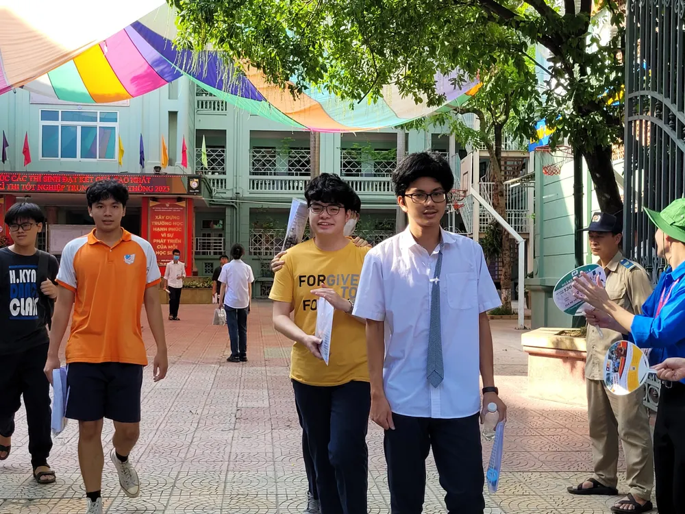 Thí sinh phấn khởi hoàn tất kỳ thi quan trọng trong đời. Ảnh: PHAN THẢO Thí sinh phấn khởi hoàn tất kỳ thi quan trọng trong đời. Ảnh: PHAN THẢO