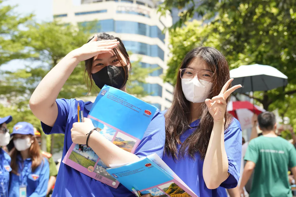 Các thí sinh hoàn thành các tổ hợp môn thi tại điểm thi Trường THCS Yên Hòa, quận Cầu Giấy, Hà Nội. Ảnh: ĐỖ TRUNG Các thí sinh hoàn thành các tổ hợp môn thi tại điểm thi Trường THCS Yên Hòa, quận Cầu Giấy, Hà Nội. Ảnh: ĐỖ TRUNG