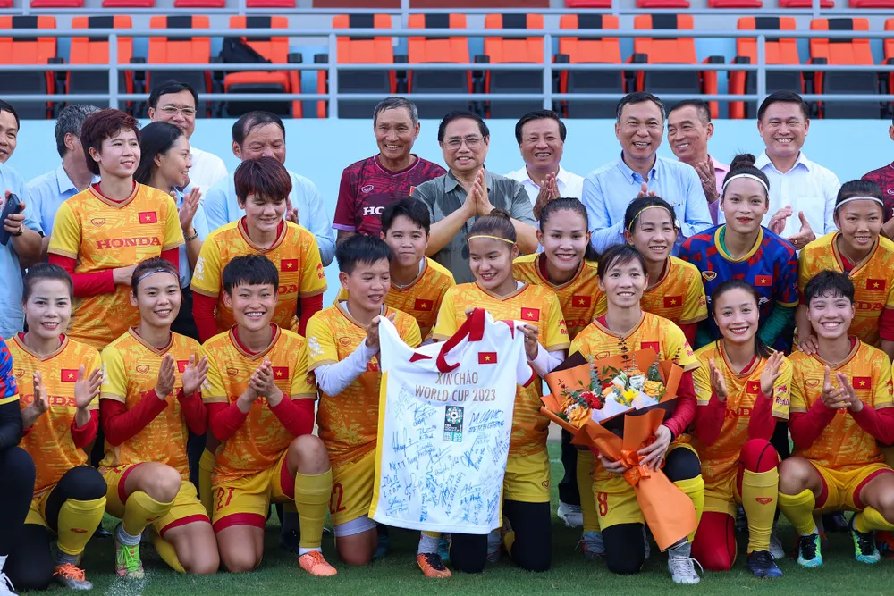 Thủ tướng cùng các thành viên đội tuyển bóng đá nữ quốc gia Việt Nam. Ảnh: VIẾT CHUNG Thủ tướng cùng các thành viên đội tuyển bóng đá nữ quốc gia Việt Nam. Ảnh: VIẾT CHUNG