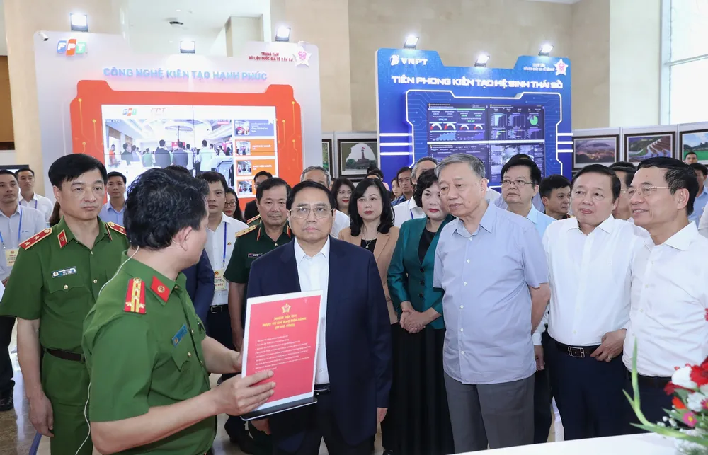 Thủ tướng Phạm Minh Chính và đại biểu đã tham quan triển lãm mô hình, sản phẩm ứng dụng triển khai Đề án 06. Ảnh: QUANG PHÚC Thủ tướng Phạm Minh Chính và đại biểu đã tham quan triển lãm mô hình, sản phẩm ứng dụng triển khai Đề án 06. Ảnh: QUANG PHÚC