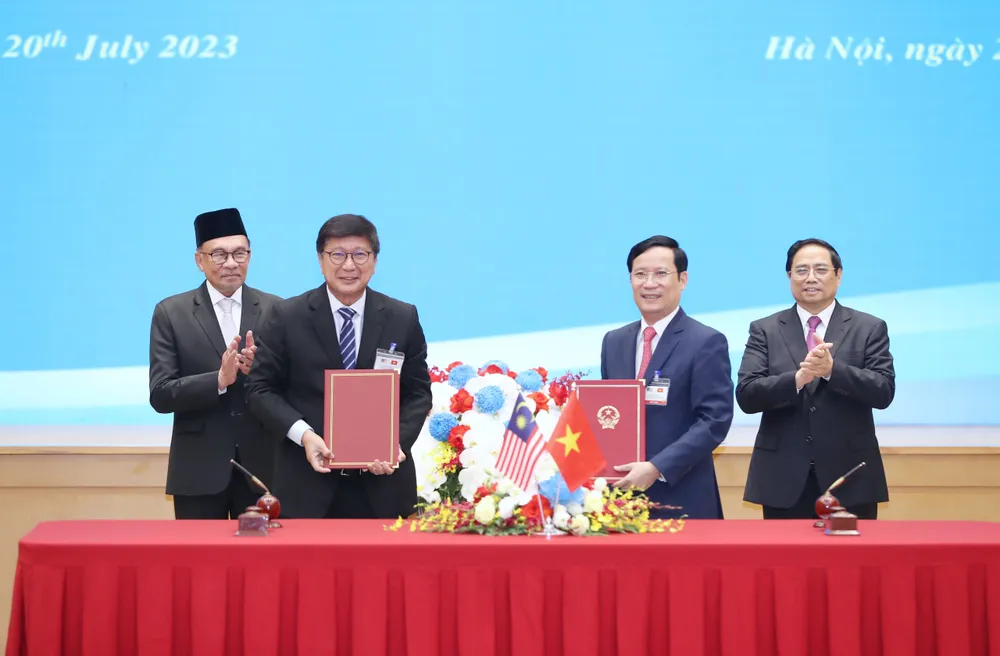 Thủ tướng Phạm Minh Chính và Thủ tướng Malaysia Anwar Ibrahim chứng kiến lễ ký kết các văn kiện, chiều 20-7. Ảnh QUANG PHÚC