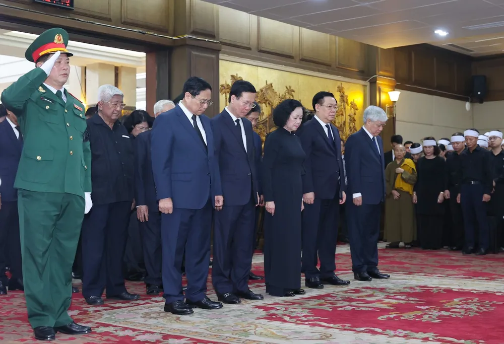 Lãnh đạo Đảng, Nhà nước viếng đồng chí Lê Văn Thành. Ảnh: VIẾT CHUNG Lãnh đạo Đảng, Nhà nước viếng đồng chí Lê Văn Thành. Ảnh: VIẾT CHUNG