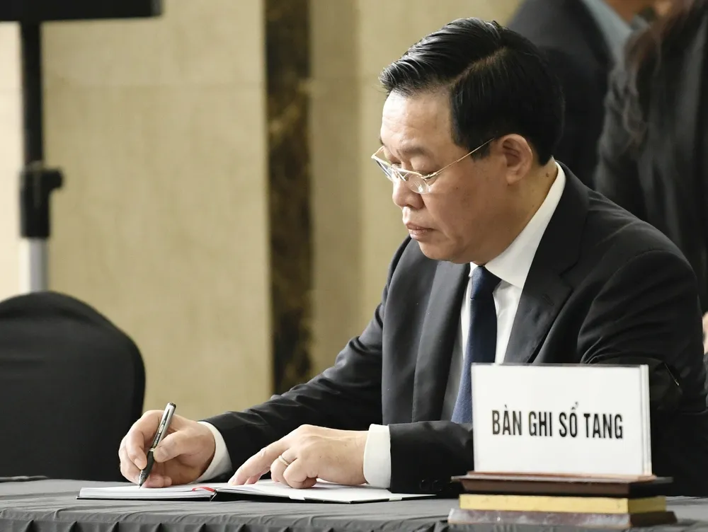 Chủ tịch Quốc hội Vương Đình Huệ ghi sổ tang tiễn biệt đồng chí Lê Văn Thành. Ảnh: VIẾT CHUNG Chủ tịch Quốc hội Vương Đình Huệ ghi sổ tang tiễn biệt đồng chí Lê Văn Thành. Ảnh: VIẾT CHUNG