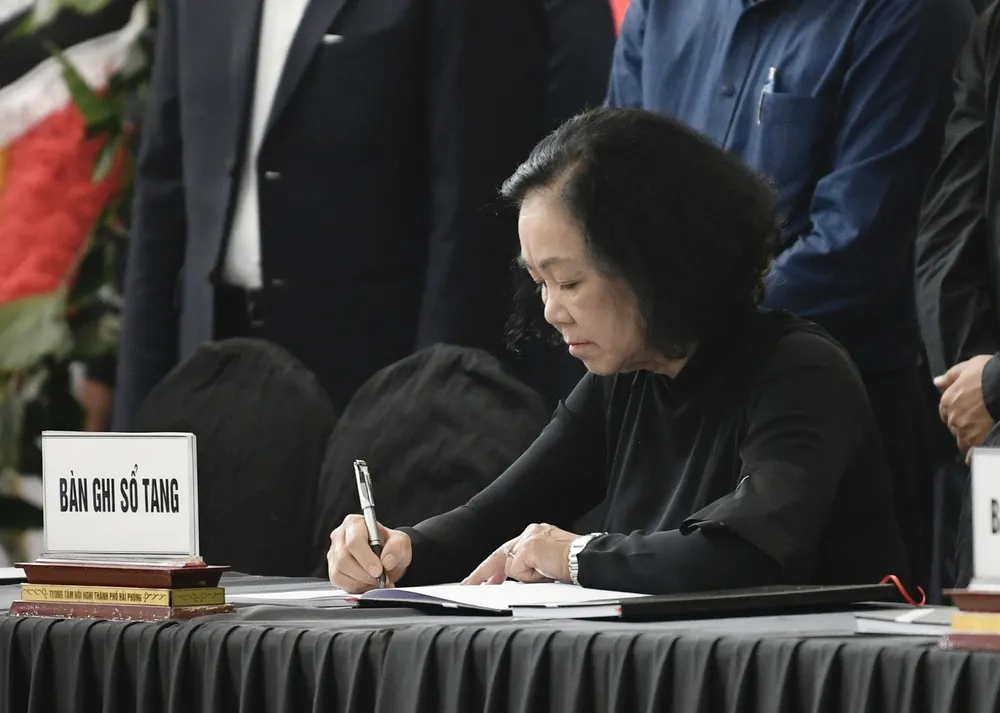 Đồng chí Trương Thị Mai, Ủy viên Bộ Chính trị, Bí thư Trung ương Đảng, Thường trực Ban Bí thư, Trưởng Ban Tổ chức Trung ương ghi sổ tang tiễn biệt đồng chí Lê Văn Thành. Ảnh: VIẾT CHUNG Đồng chí Trương Thị Mai, Ủy viên Bộ Chính trị, Bí thư Trung ương Đảng, Thường trực Ban Bí thư, Trưởng Ban Tổ chức Trung ương ghi sổ tang tiễn biệt đồng chí Lê Văn Thành. Ảnh: VIẾT CHUNG