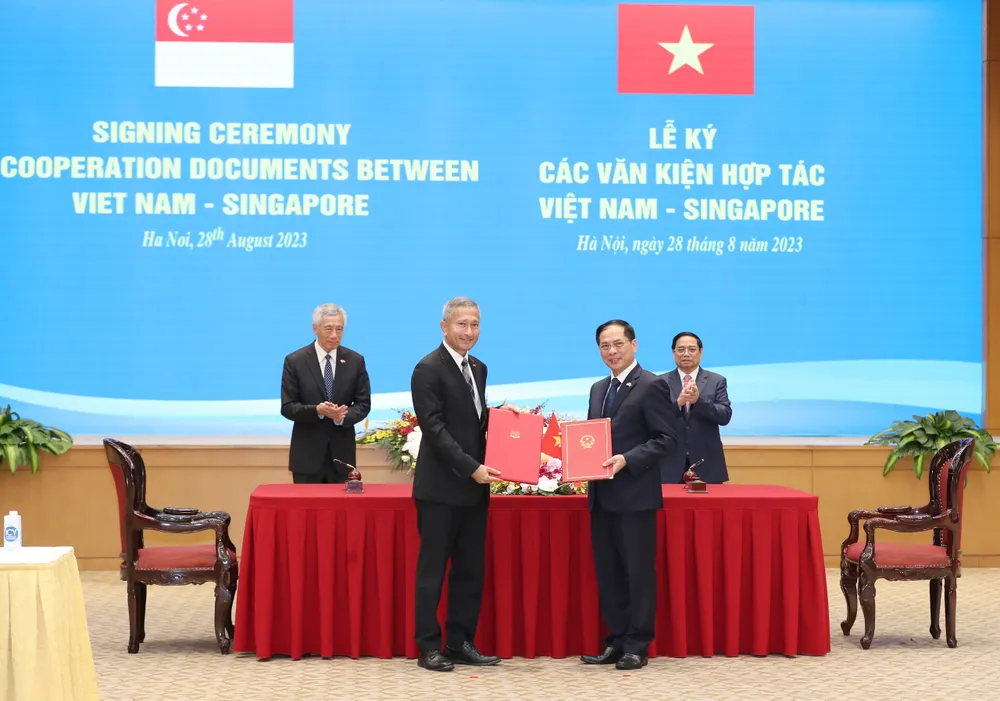 Bộ trưởng Bộ Ngoại giao Bùi Thanh Sơn và Bộ trưởng Bộ Ngoại giao Singapore Vivian Balakrishnan ký Thỏa thuận giữa hai bộ về Chương trình nghiên cứu và Chương trình nghiên cứu theo chuyên đề dành cho cán bộ cao cấp Đảng Cộng sản Việt Nam (giai đoạn 2024-2026)