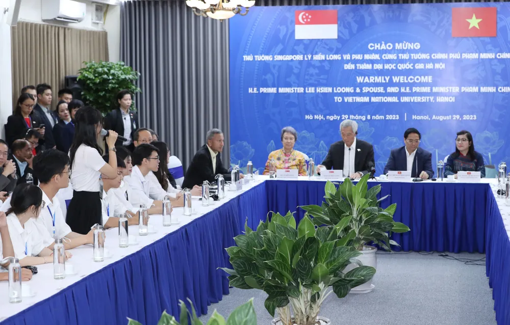 Thủ tướng Phạm Minh Chính, Thủ tướng Singapore Lý Hiển Long giao lưu với sinh viên. Ảnh: QUANG PHÚC Thủ tướng Phạm Minh Chính, Thủ tướng Singapore Lý Hiển Long giao lưu với sinh viên. Ảnh: QUANG PHÚC
