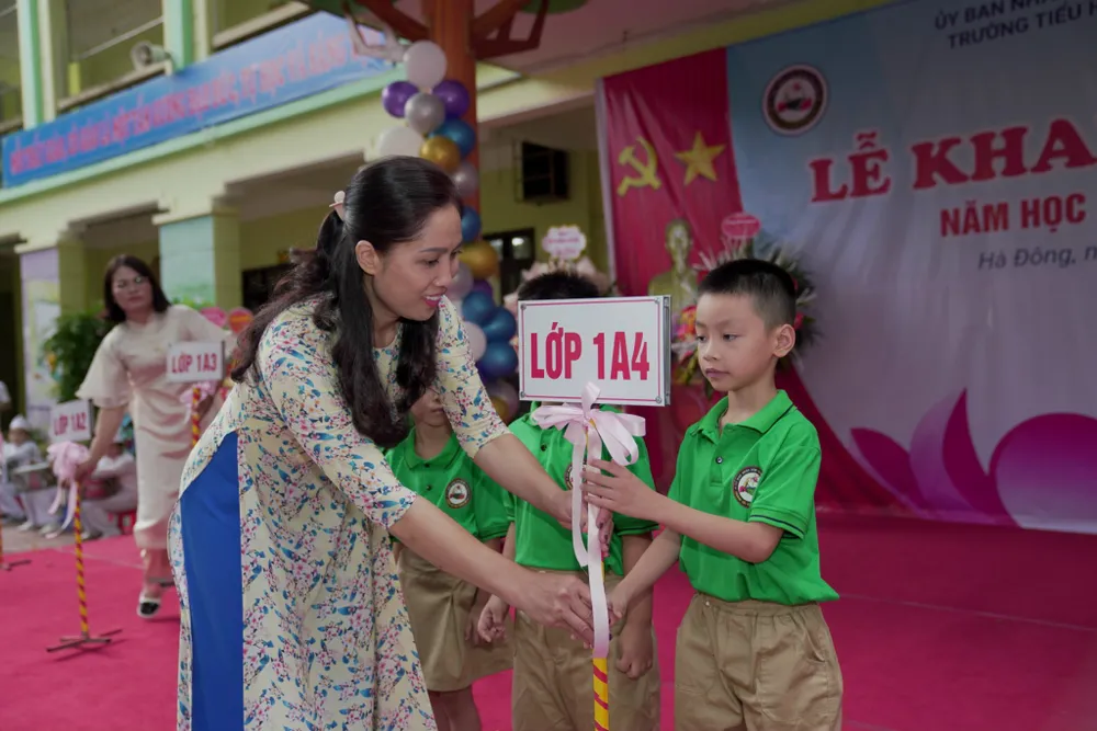 Cô và trò Trường tiểu học Dương Nội B, quận Hà Đông, Hà Nội trong ngày khai giảng. Ảnh: ĐỖ TRUNG Cô và trò Trường tiểu học Dương Nội B, quận Hà Đông, Hà Nội trong ngày khai giảng. Ảnh: ĐỖ TRUNG