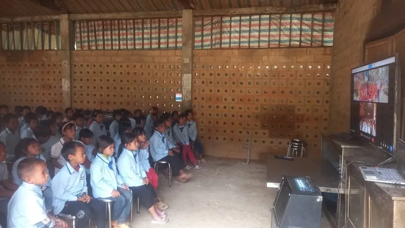 Lễ khai giảng trực tuyến tại điểm trường Mô Chi, trường phổ thông dân tộc bán trú Tiểu học xã Pa Ủ, huyện Mường Tè, tỉnh Lai Châu. Ảnh: CTV Lễ khai giảng trực tuyến tại điểm trường Mô Chi, trường phổ thông dân tộc bán trú Tiểu học xã Pa Ủ, huyện Mường Tè, tỉnh Lai Châu. Ảnh: CTV