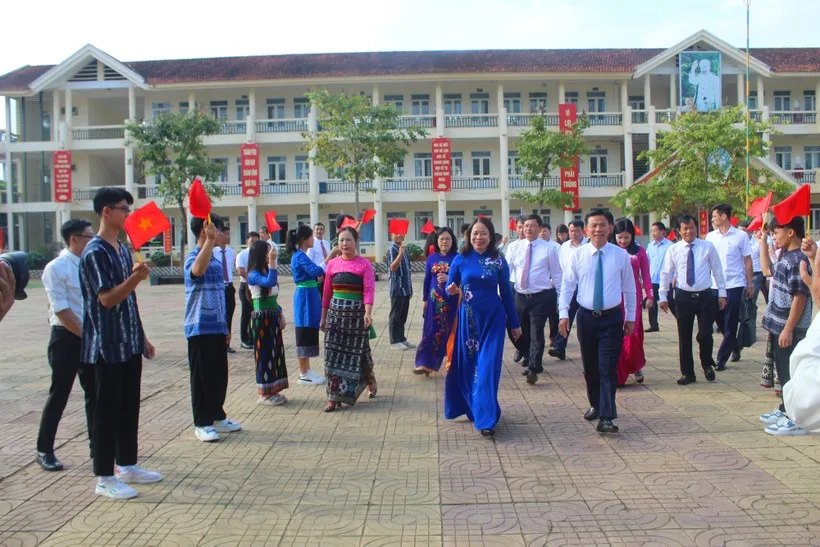 Phó Chủ tịch nước Võ Thị Ánh Xuân; Thứ trưởng Bộ GD-ĐT Ngô Thị Minh dự lễ khai giảng tại Trường THPT Dân tộc nội trú Ngọc Lặc (Thanh Hóa). Ảnh: CTV Phó Chủ tịch nước Võ Thị Ánh Xuân; Thứ trưởng Bộ GD-ĐT Ngô Thị Minh dự lễ khai giảng tại Trường THPT Dân tộc nội trú Ngọc Lặc (Thanh Hóa). Ảnh: CTV