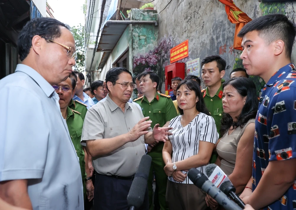 Trưa 13-9, Thủ tướng Phạm Minh Chính thị sát hiện trường vụ cháy chung cư đặc biệt nghiêm trọng xảy ra trên địa bàn TP Hà Nội. Ảnh: VIẾT CHUNG 