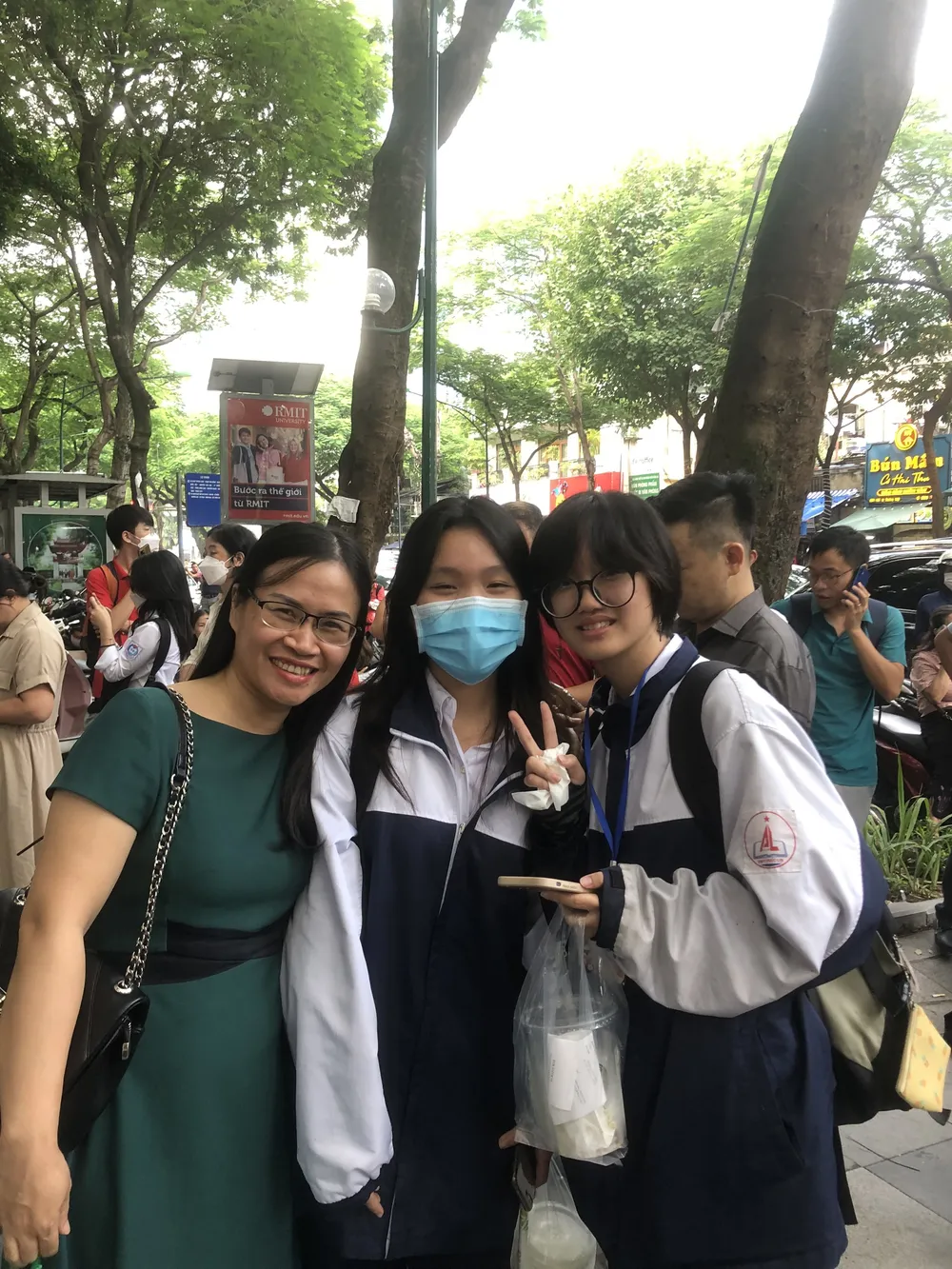 Các em học sinh và giáo viên tại kỳ thi Các em học sinh và giáo viên tại kỳ thi