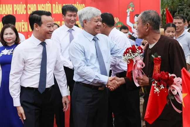 Chủ tịch Ủy ban Trung ương MTTQ Việt Nam Đỗ Văn Chiến tham dự Ngày hội đại đoàn kết với bà con trên địa bàn xã Quy Mông, huyện Trấn Yên, tỉnh Yên Bái