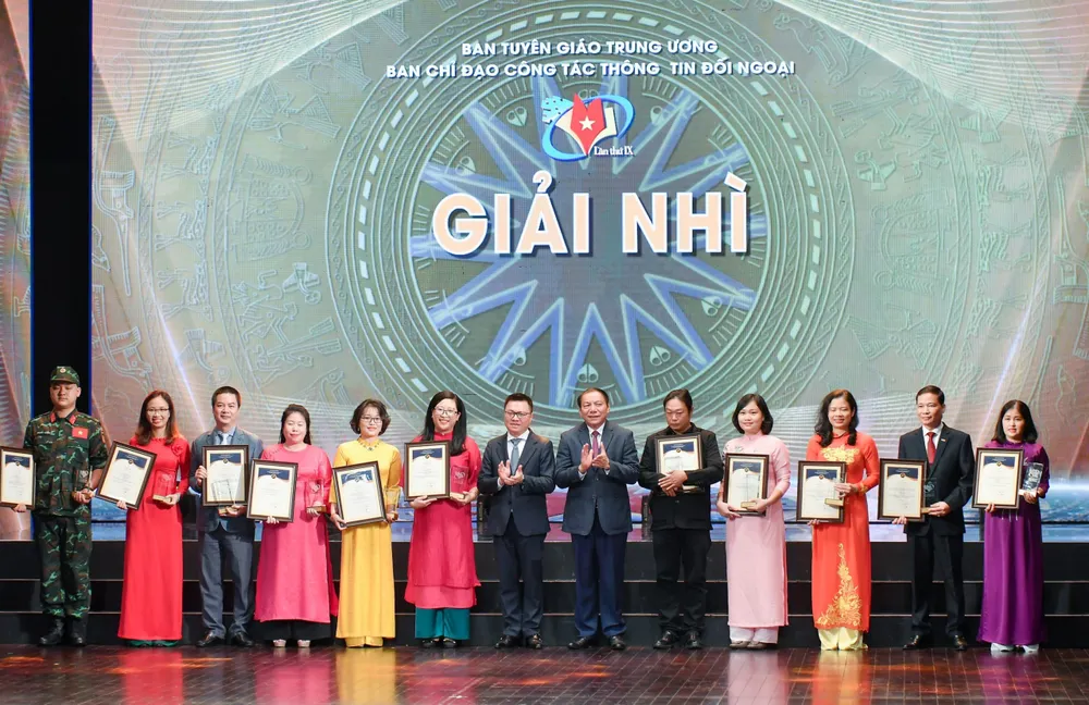 Các tác giả nhận giải thưởng. Ảnh: VIẾT CHUNG Các tác giả nhận giải thưởng. Ảnh: VIẾT CHUNG