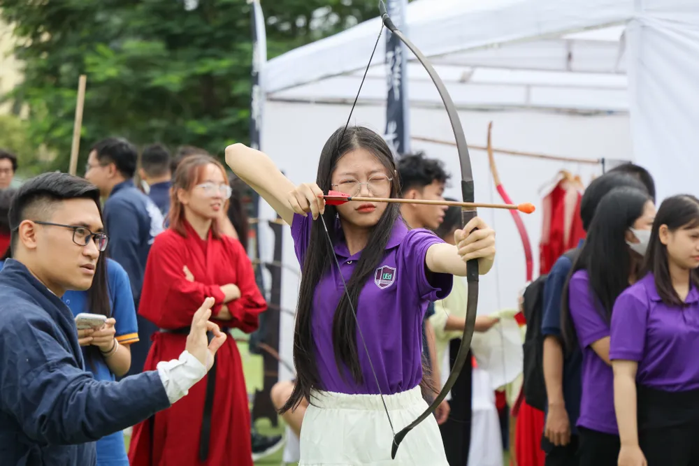Sinh viên ĐHQGHN trải nghiệm bắn cung trong khuôn viên trường ngày khai giảng Sinh viên ĐHQGHN trải nghiệm bắn cung trong khuôn viên trường ngày khai giảng