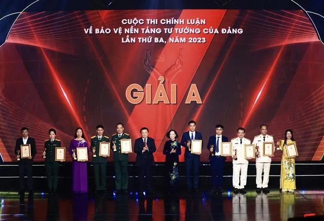 Trao giải cho các tác giả đoạt giải A