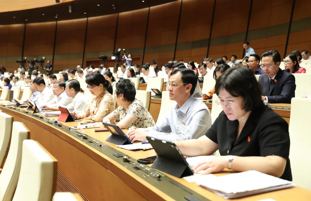 Các đại biểu dự phiên họp sáng 31-10. Ảnh: QUANG PHÚC Các đại biểu dự phiên họp sáng 31-10. Ảnh: QUANG PHÚC