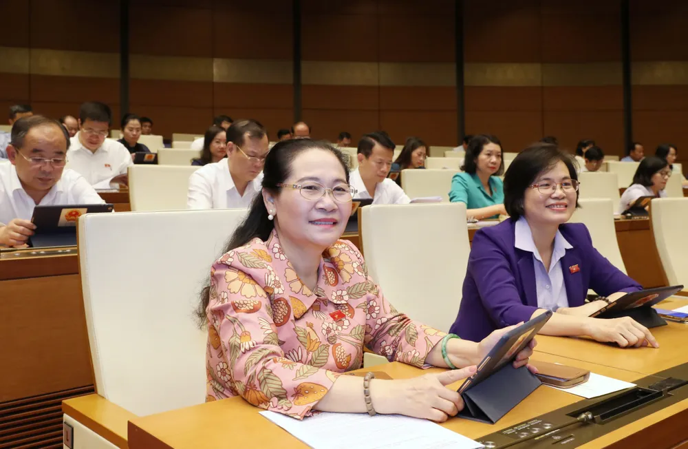 Các đại biểu dự phiên họp sáng 31-10. Ảnh: QUANG PHÚC Các đại biểu dự phiên họp sáng 31-10. Ảnh: QUANG PHÚC