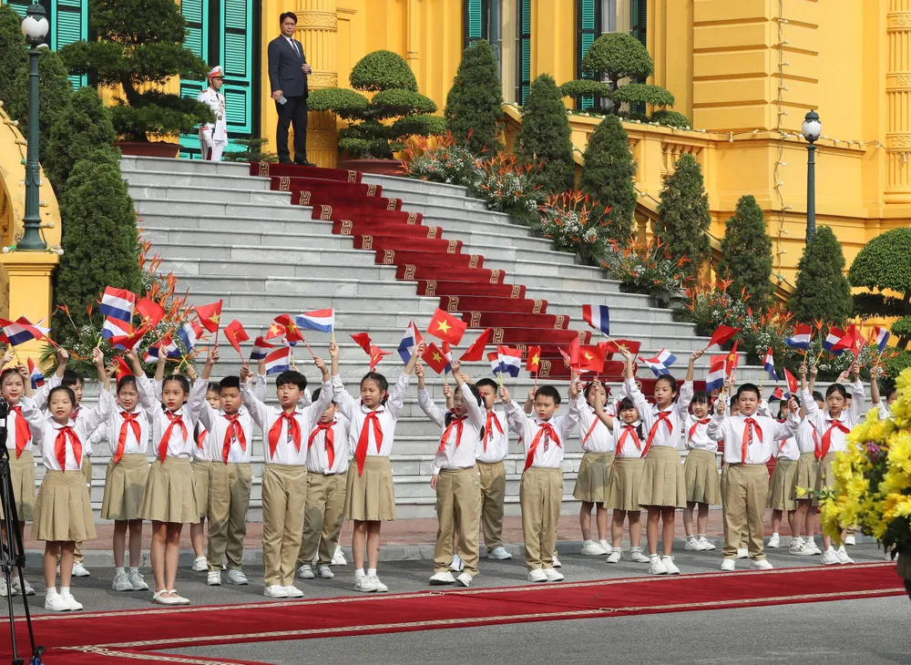 Các cháu thiếu nhi chào đón Thủ tướng Hà Lan Mark Rutte. Ảnh: QUANG PHÚC Các cháu thiếu nhi chào đón Thủ tướng Hà Lan Mark Rutte. Ảnh: QUANG PHÚC