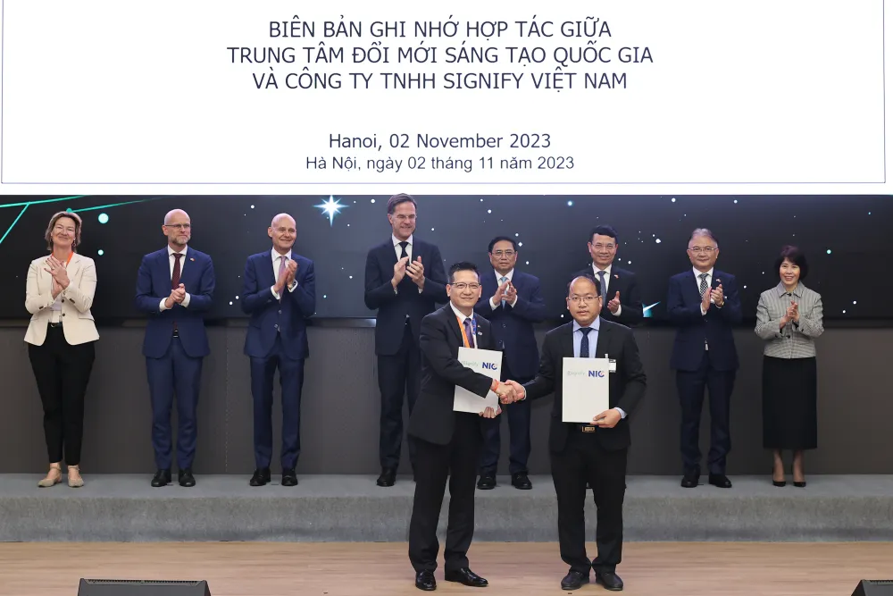 Thủ tướng Phạm Minh Chính và Thủ tướng Mark Rutte chứng kiến lễ trao các văn kiện thỏa thuận hợp tác giữa các cơ quan, doanh nghiệp của hai nước. Ảnh: VIẾT CHUNG Thủ tướng Phạm Minh Chính và Thủ tướng Mark Rutte chứng kiến lễ trao các văn kiện thỏa thuận hợp tác giữa các cơ quan, doanh nghiệp của hai nước. Ảnh: VIẾT CHUNG