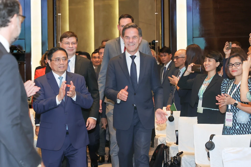 Thủ tướng Phạm Minh Chính và Thủ tướng Hà Lan Mark Rutte dự Diễn đàn Kinh tế xanh 2023. Ảnh: VIẾT CHUNG