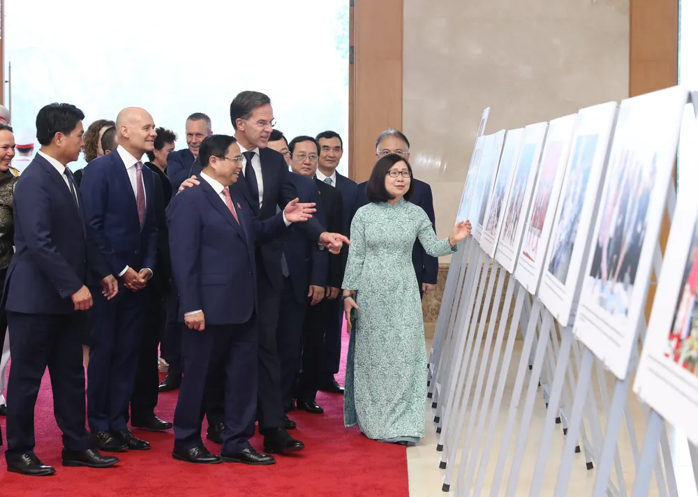 Thủ tướng Phạm Minh Chính giới thiệu tới Thủ tướng Mark Rutte các di sản văn hóa, cũng như các hình ảnh về các thành tựu kinh tế - xã hội, đối ngoại... của Việt Nam. Ảnh: QUANG PHÚC