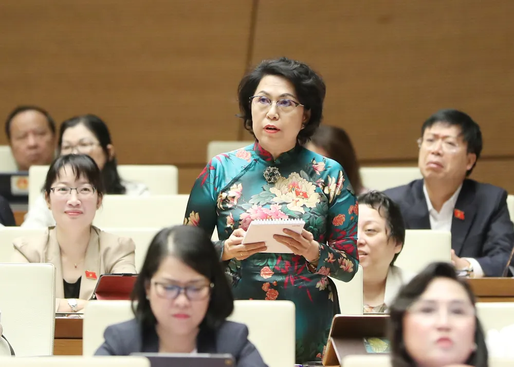 Đại biểu Tô Thị Bích Châu (TPHCM) chất vấn sáng 7-11. Ảnh QUANG PHÚC Đại biểu Tô Thị Bích Châu (TPHCM) chất vấn sáng 7-11. Ảnh QUANG PHÚC