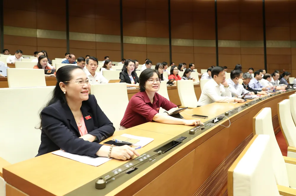 Các đại biểu Quốc hội biểu quyết thông qua Nghị quyết về phương án phân bổ ngân sách Trung ương năm 2024. Ảnh: QUANG PHÚC