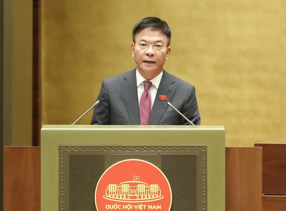 Bộ trưởng Bộ Tư pháp Lê Thành Long trình bày tờ trình về dự án Luật Thủ đô (sửa đổi), chiều 10-11. Ảnh: QUANG PHÚC