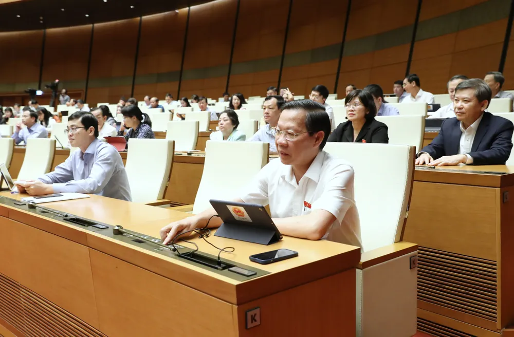 Các đại biểu Quốc hội biểu quyết thông qua Nghị quyết về phương án phân bổ ngân sách Trung ương năm 2024. Ảnh: QUANG PHÚC