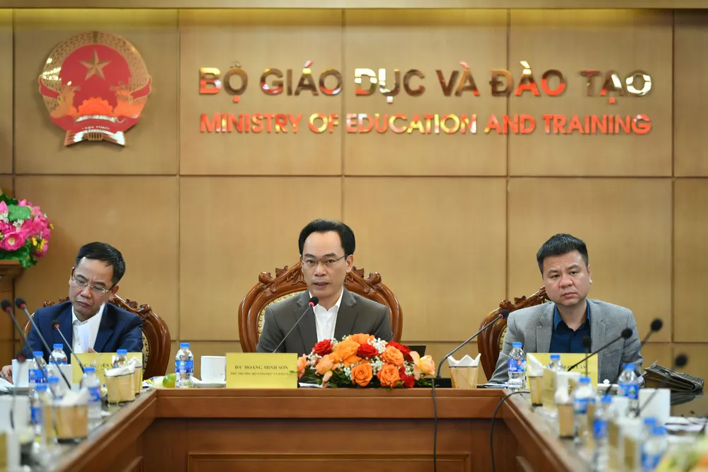Ông Hoàng Minh Sơn, Thứ trưởng Bộ GD-ĐT (giữa) chủ trì họp báo Ông Hoàng Minh Sơn, Thứ trưởng Bộ GD-ĐT (giữa) chủ trì họp báo