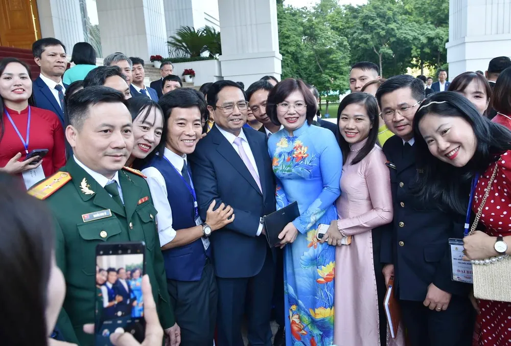 Thủ tướng Phạm Minh Chính gặp mặt đại diện các nhà giáo tiêu biểu, chiều 17-11. Ảnh: VIẾT CHUNG Thủ tướng Phạm Minh Chính gặp mặt đại diện các nhà giáo tiêu biểu, chiều 17-11. Ảnh: VIẾT CHUNG