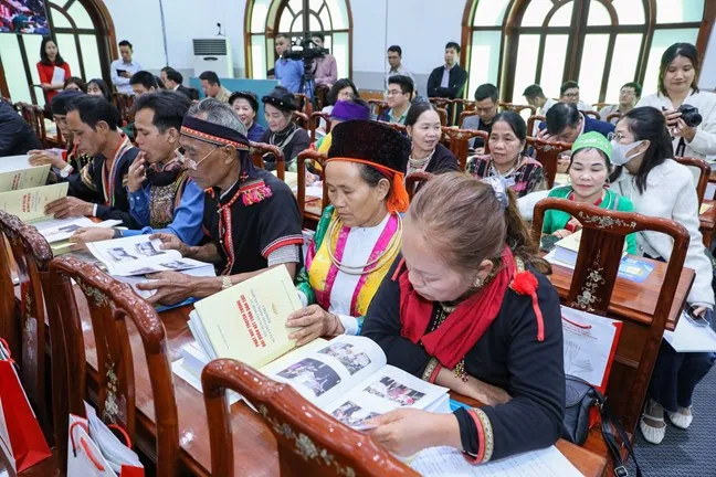 Đại biểu tìm hiểu nội dung của cuốn sách Đại biểu tìm hiểu nội dung của cuốn sách