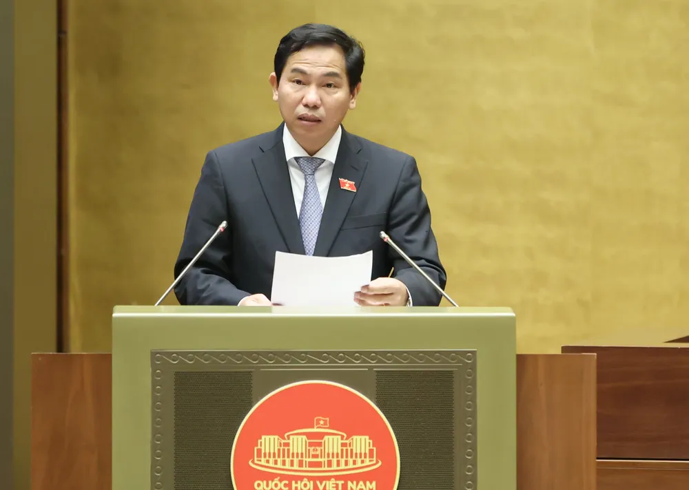 Chủ nhiệm Ủy ban TC-NS Lê Quang Mạnh trình bày báo cáo thẩm tra về việc giảm thuế giá trị gia tăng. Ảnh: QUANG PHÚC