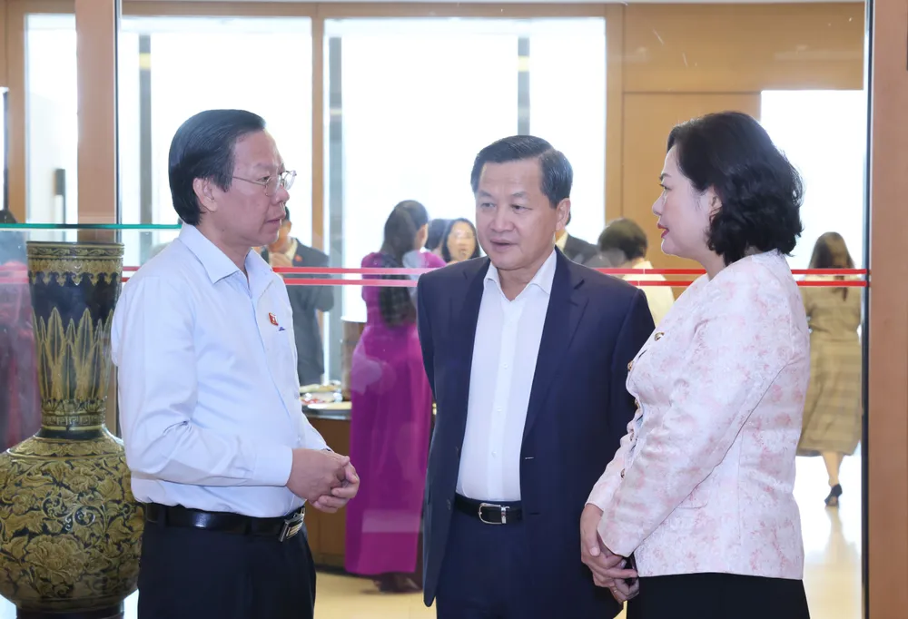 Phó Thủ tướng Lê Minh Khái trao đổi với Chủ tịch UBND TPHCM Phan Văn Mãi và Thống đốc Ngân hàng Nhà nước Nguyễn Thị Hồng, sáng 20-11. Ảnh QUANG PHÚC Phó Thủ tướng Lê Minh Khái trao đổi với Chủ tịch UBND TPHCM Phan Văn Mãi và Thống đốc Ngân hàng Nhà nước Nguyễn Thị Hồng, sáng 20-11. Ảnh QUANG PHÚC