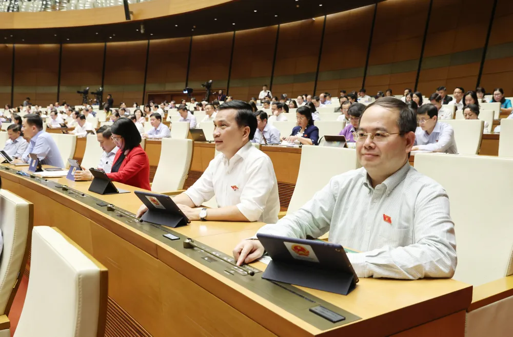 Đại biểu Quốc hội bấm nút thông qua các luật chiều 27-11. Ảnh: QUANG PHÚC Đại biểu Quốc hội bấm nút thông qua các luật chiều 27-11. Ảnh: QUANG PHÚC