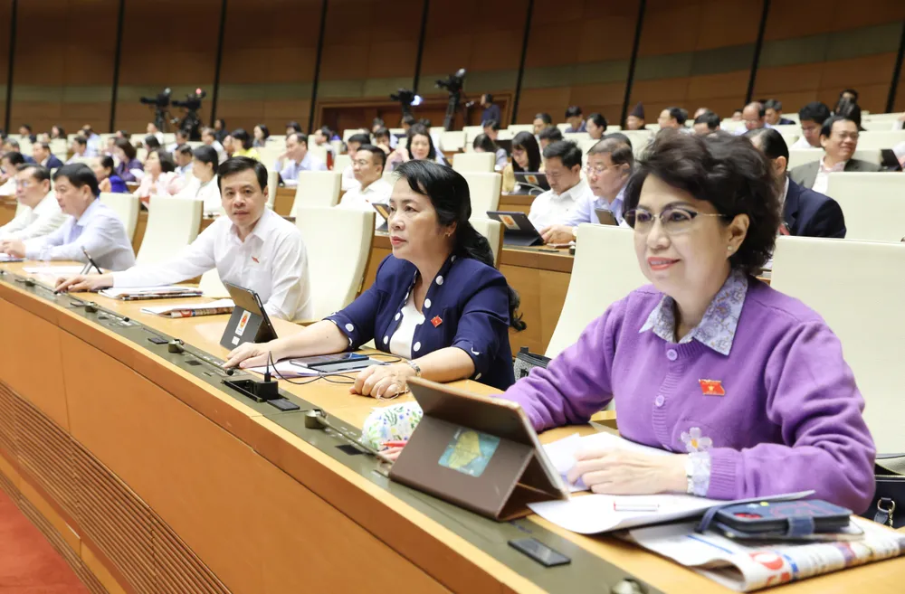 Các đại biểu Quốc hội bấm nút thông qua các luật sáng 27-11. Ảnh: QUANG PHÚC