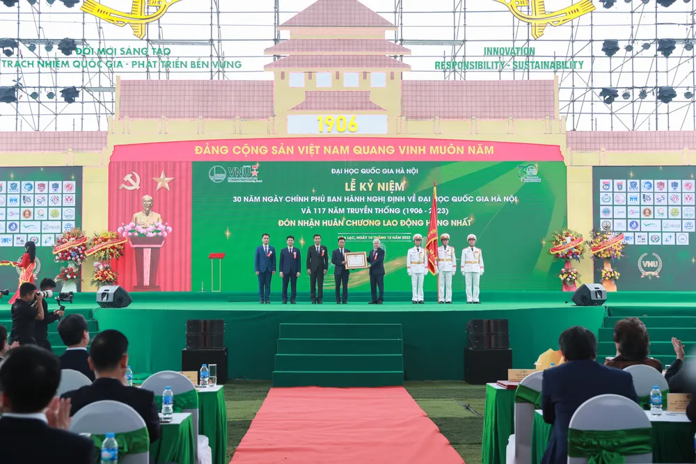Tặng thưởng Huân chương Lao động hạng nhất cho ĐHQGHN vnu-dhqghn-nhan-huan-chuong-lao-dong-hang-nhat-3523.jpg