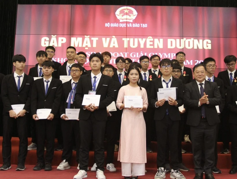 Đại diện Quỹ Tài năng trẻ tặng quà cho học sinh đoạt giải Olympic và Khoa học kỹ thuật quốc tế 2023.