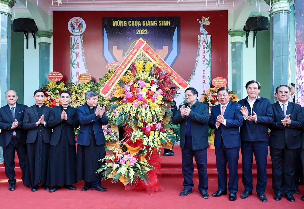 Thủ tướng Phạm Minh Chính tới thăm, chúc mừng các linh mục và đồng bào Công giáo tại Giáo xứ Bắc Giang. Ảnh: VIẾT CHUNG