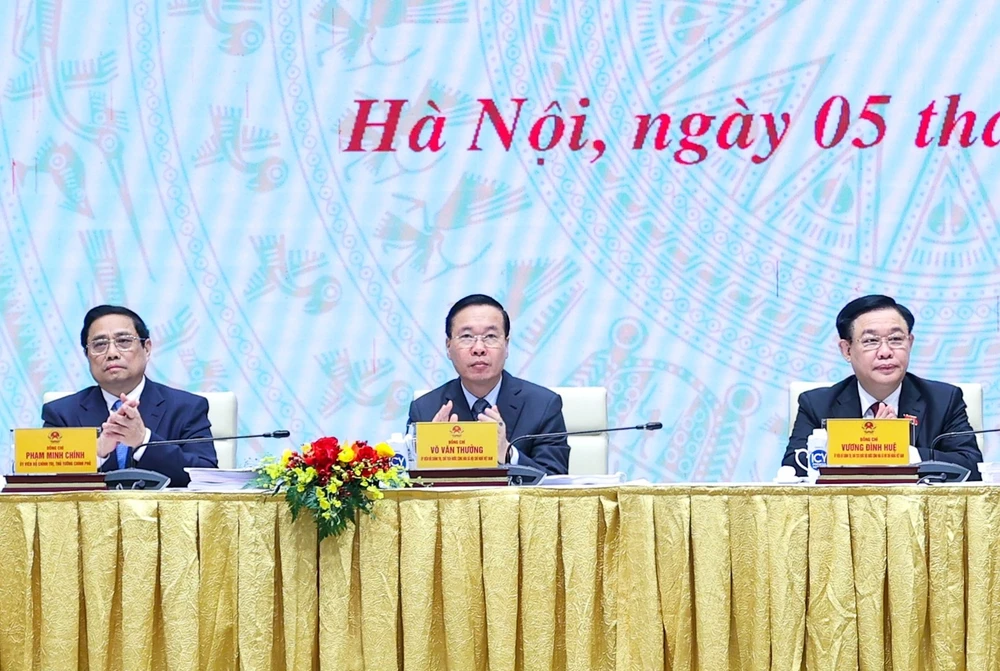 Các đồng chí lãnh đạo chủ trì hội nghị Chính phủ với địa phương ngày 5-1: Ảnh: VIẾT CHUNG 2-9135.jpg