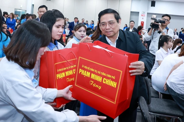 Thủ tướng Phạm Minh Chính tặng quà cho công nhân, người lao động tại Công ty Kefico. Ảnh: VIẾT CHUNG 3-2707.jpg
