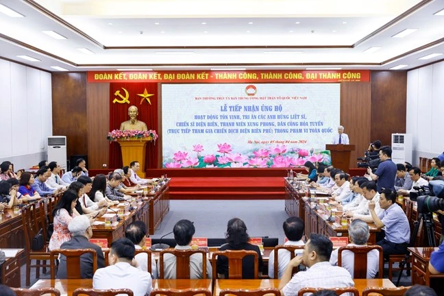 Quang cảnh lễ tiếp nhận